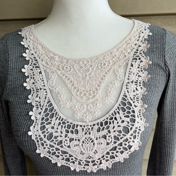 •Hollister• Lace Insert Ribbed Knit Top - Size Small - Picture 3 of 7